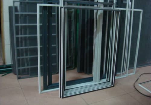 磁条纱窗是指窗框和纱线周围的磁条